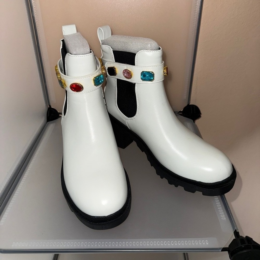 Forever Link Women's Chelsea Studded Strap Chunky Ankle Boots White Size 7 New